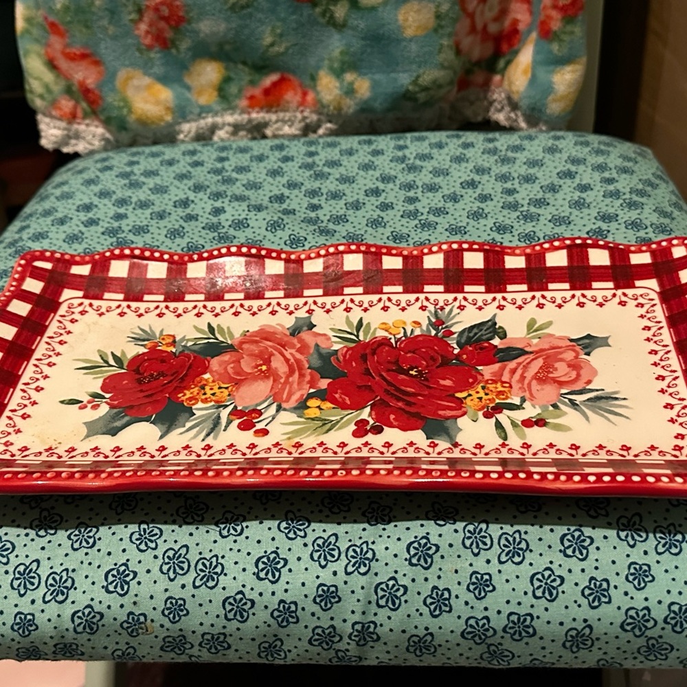 Pioneer woman cheerful Rose Serving Tray